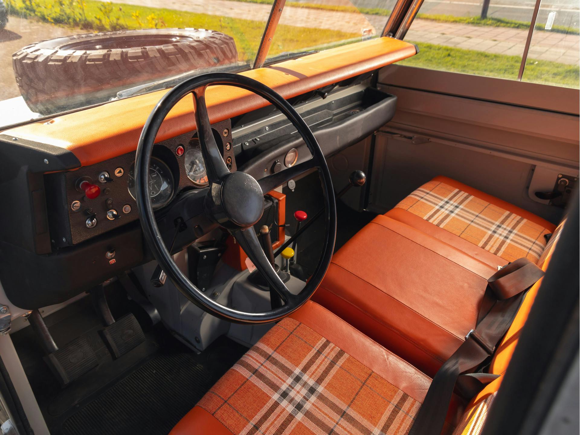 Land Rover Defender 2.3 | 1975 | Volledig gerestaureerd | Uniek exemplaar